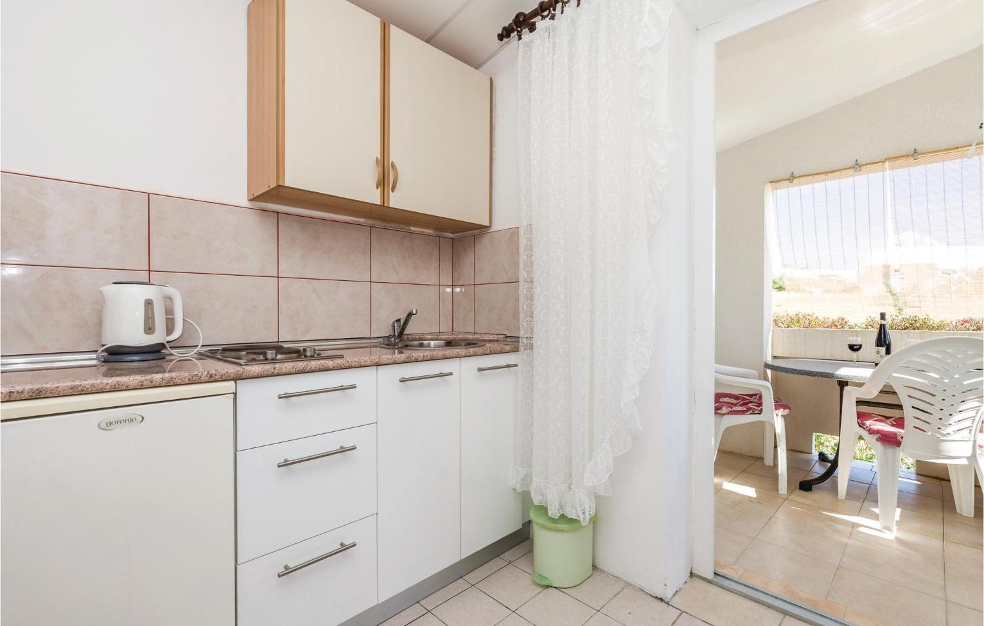 Awesome Apartment In Dinjiska With Kitchen Екстериор снимка