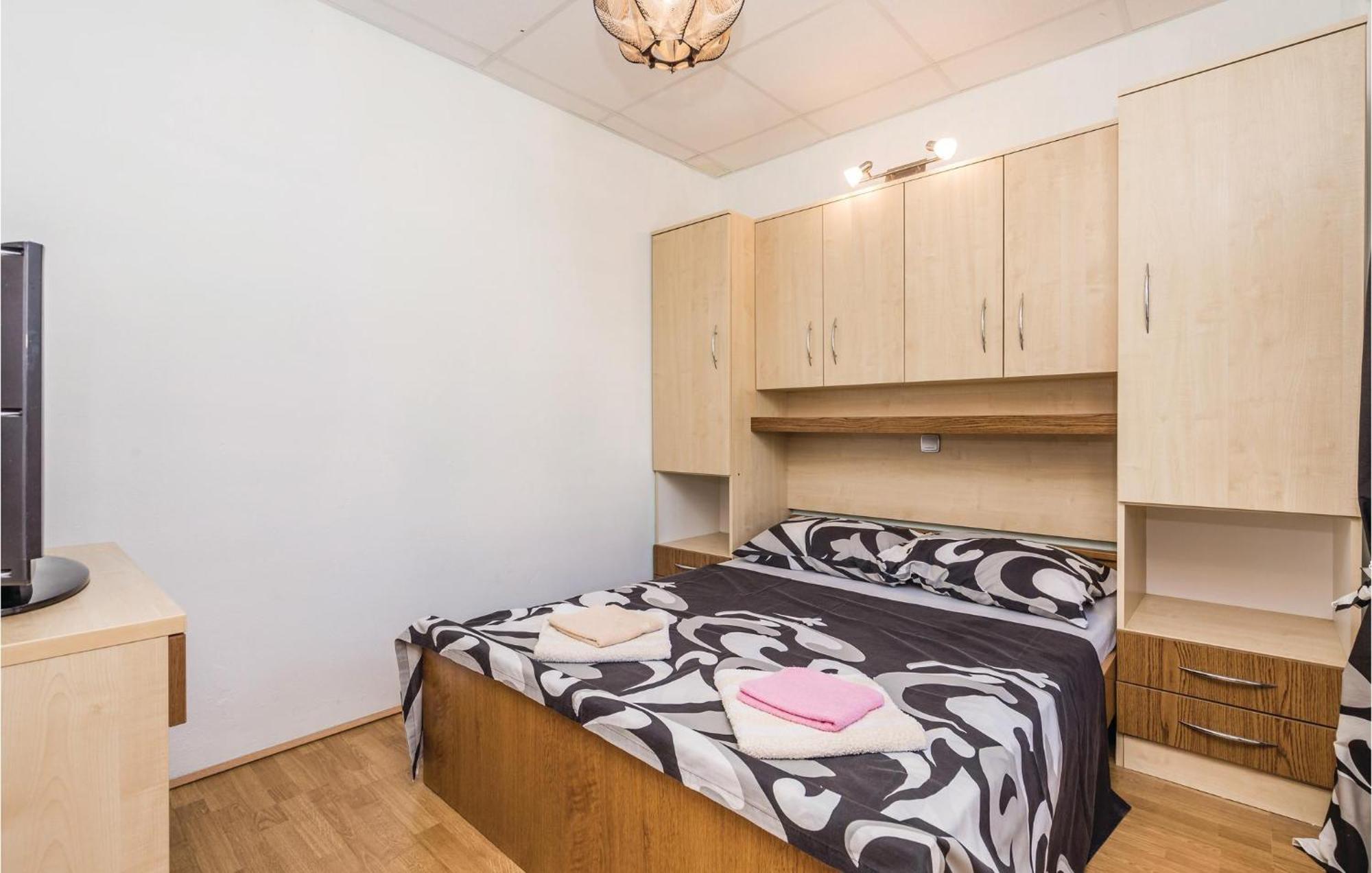Awesome Apartment In Dinjiska With Kitchen Екстериор снимка